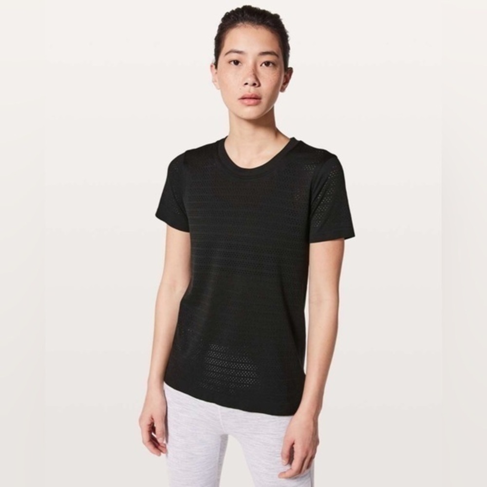 Lululemon Breeze By Short Sleeve Seamless Mesh Top in Black - Size 4